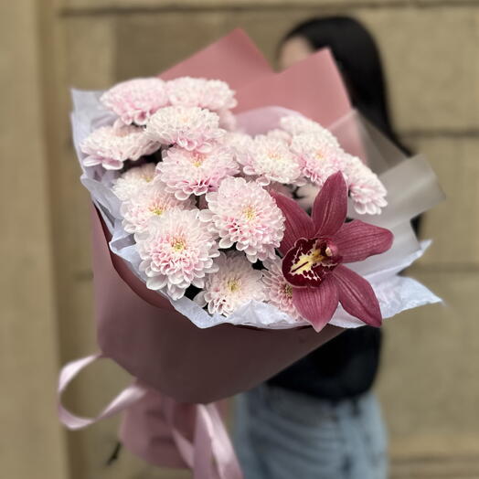 Нежный букет 🥰💓 с Орхидеей и розовыми георгиновыми хризантемами в стильной упаковке. Комплимент который удивит