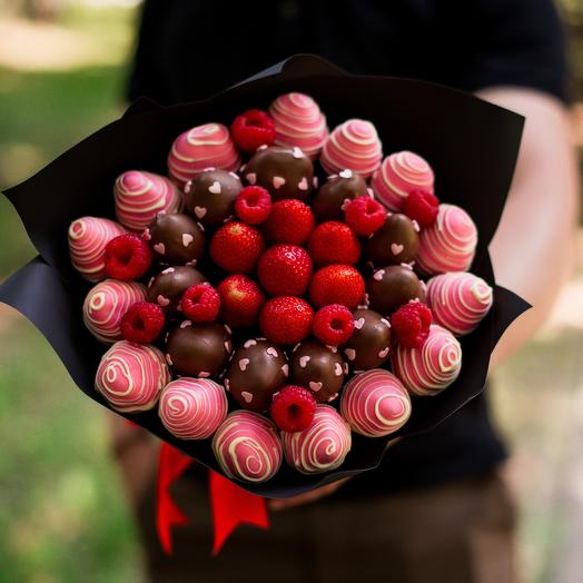 Bouquet of strawberries in chocolate "Nelly"
