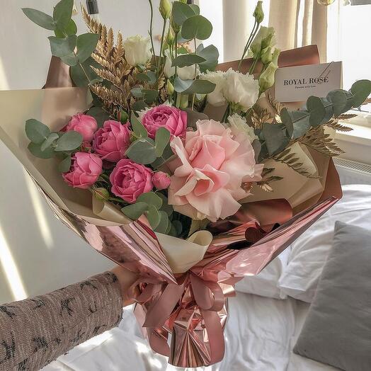 Ramo de oro con rosa francesa y rosas de peonía con eucalipto "helecho Dorado"