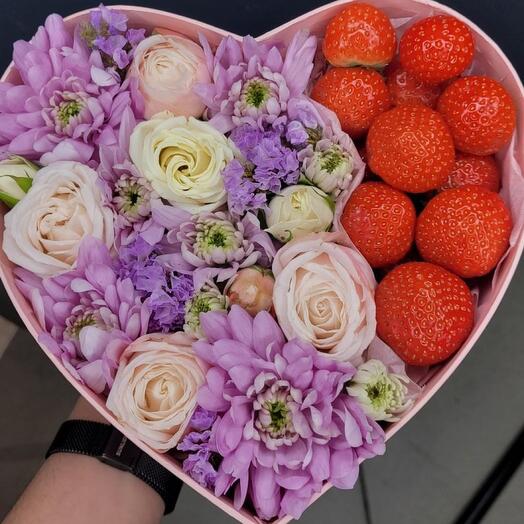 Клубника и цветы