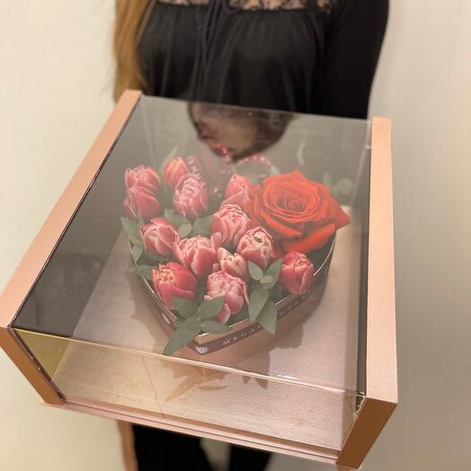 Flores en una Caja de corazón