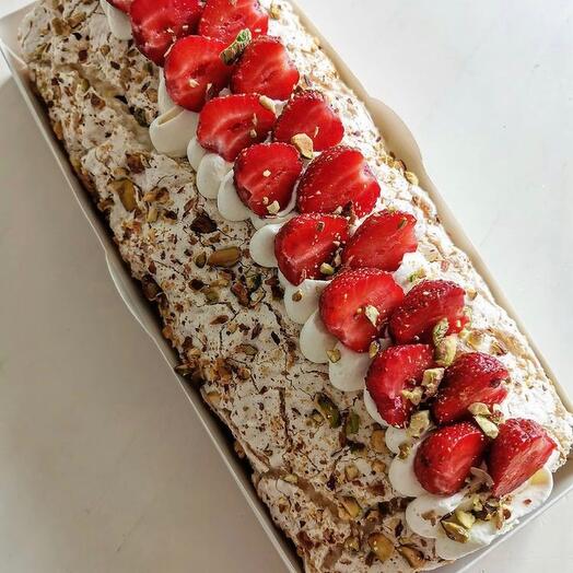 Меренговый рулет с фисташкой и клубникой
