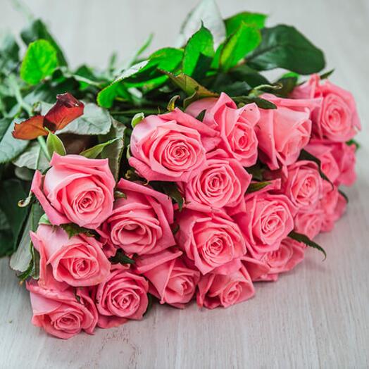 25 розовых роз