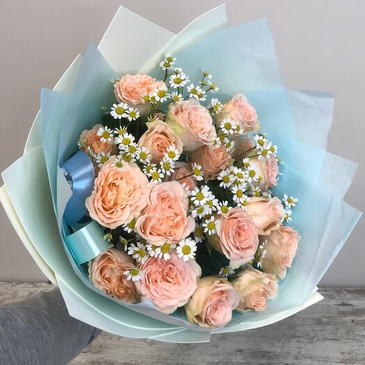 Ramo con margaritas y rosas de arbusto cremoso