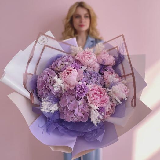 Букет с пионами и гортензией "LOVETIME"
