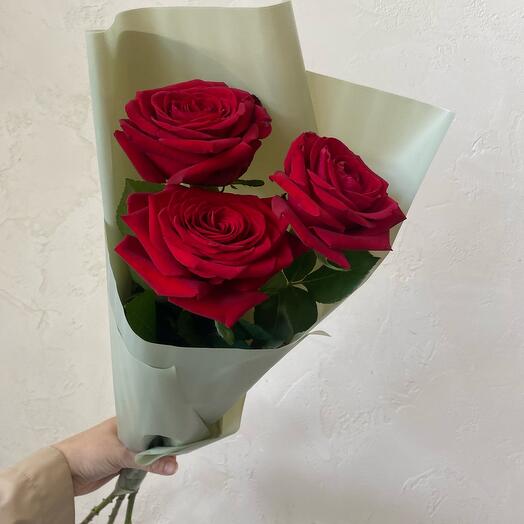 3 red roses