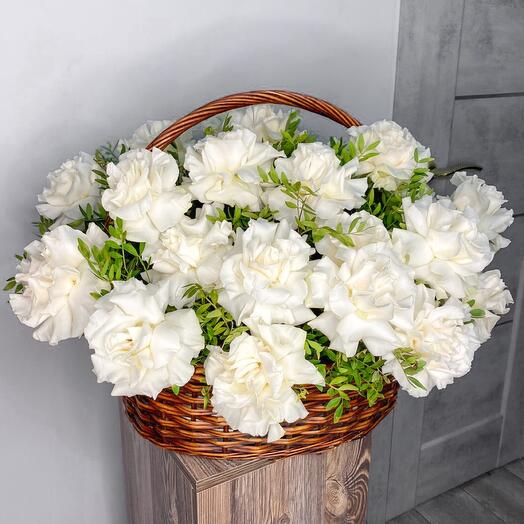 ✅ Basket with French roses