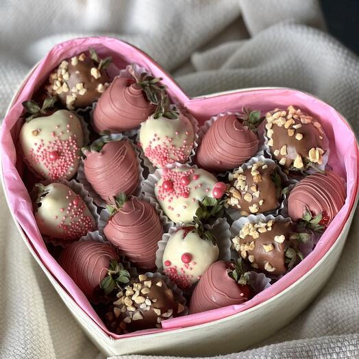 Клубничное сердце полностью в шоколаде S