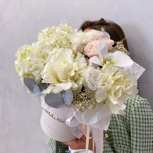 Hatbox with French roses and hydrangea