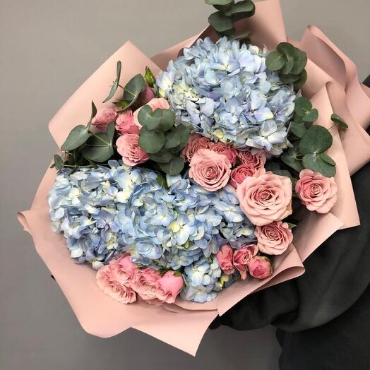 Ramo con Hortensia y rosa arbusto