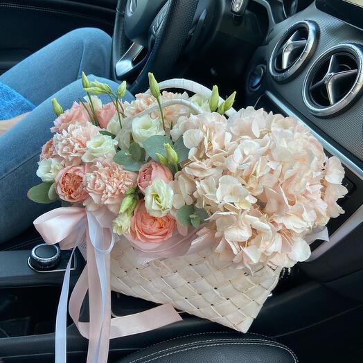 Cesta de hortensias y rosas