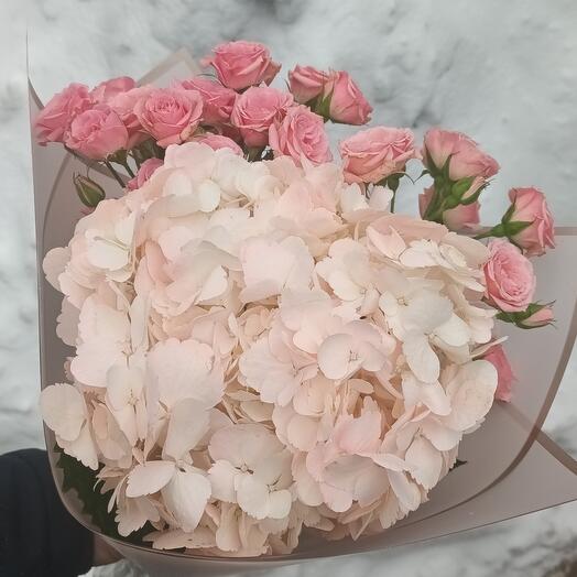 Гортензия с кустовыми розами