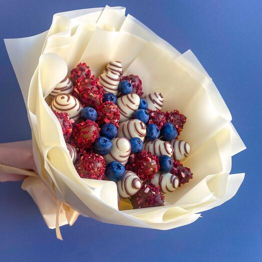 Bouquet of strawberries in chocolate/ size S