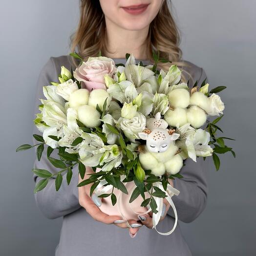 Flores en Caja con ciervo, rosa, eustoma, alstroemeria y algodón