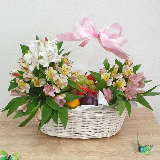 Кошик фрукти з квітами