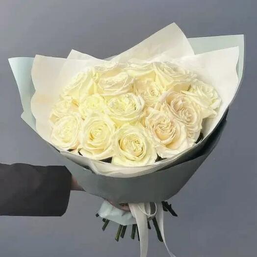 Bouquet of "15 white Avalange roses"