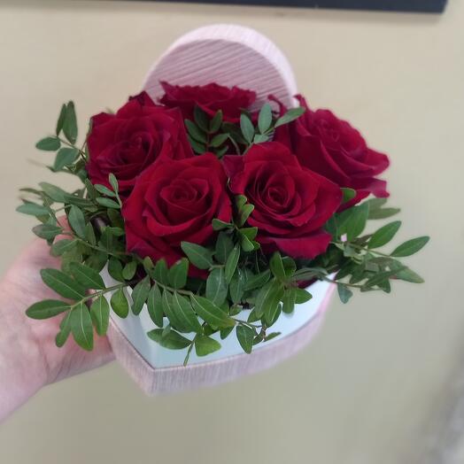 Композиция из роз в сердечке