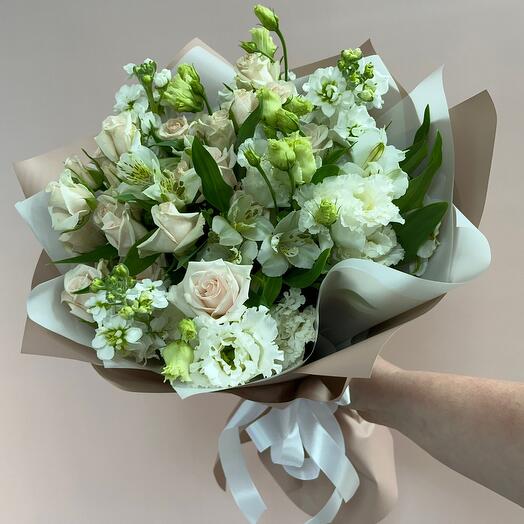 Delicate bouquet with lisianthus and rose