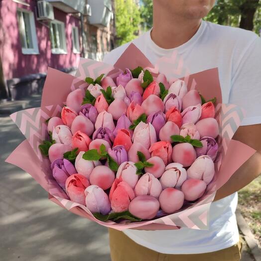 Букет с тюльпанами из зефира  (с зефирными цветами и клубникой) 28 см
