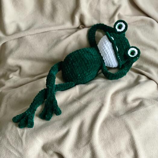 Вязаная игрушка лягушка из плюшевой пряжи