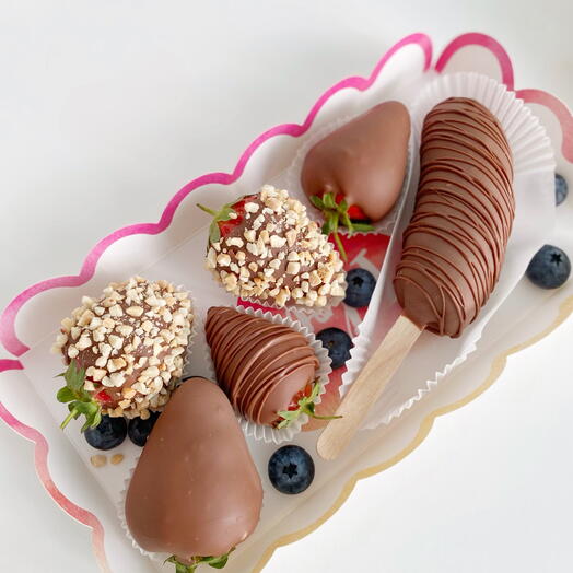 Fresas y plátanos cubiertos de chocolate