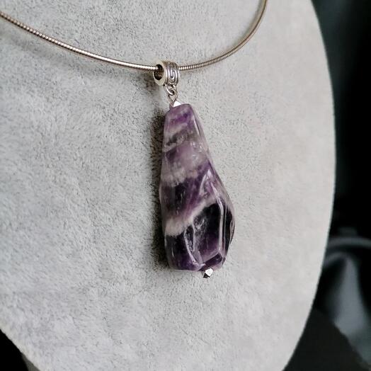Гривна с подвеской из шевронного аметиста