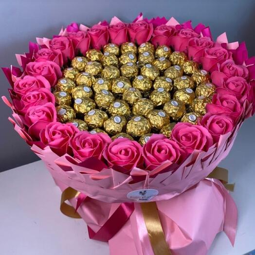 Розы с конфетами