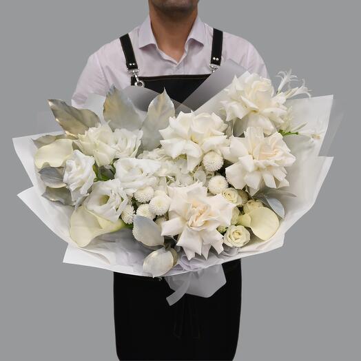 A solemn bouquet of French roses and hydrangeas