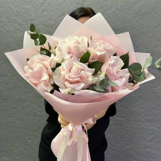 Ramo de rosas francesas con eucalipto