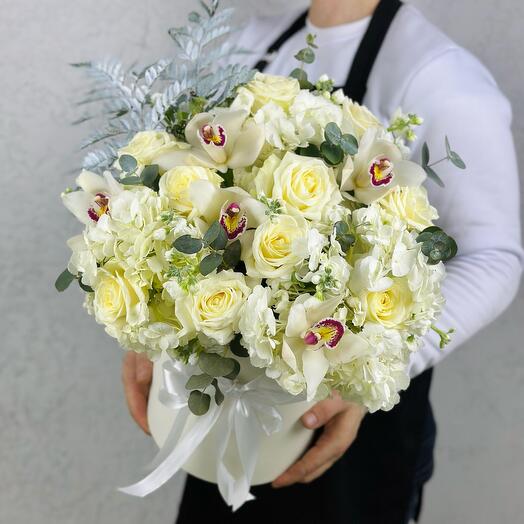 A snow-white mix of flowers in a box
