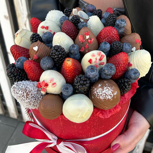 Fresas cubiertas de chocolate en una Caja de sombrero