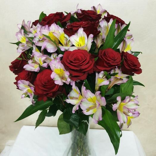 Rose rosse ed astromelia rosa