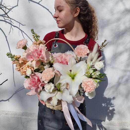 Корзина с лилией и ажурными розами