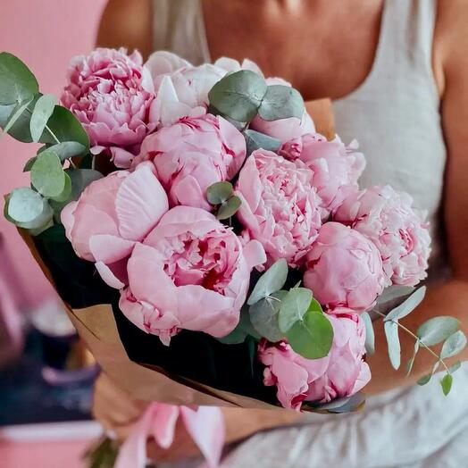 Букет из розовых пионов и эвкалипта