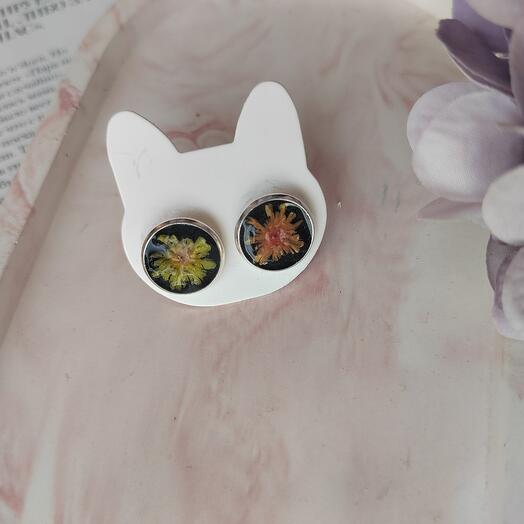 Серьги-гвоздики из эпоксидной смолы и сухоцветов 1