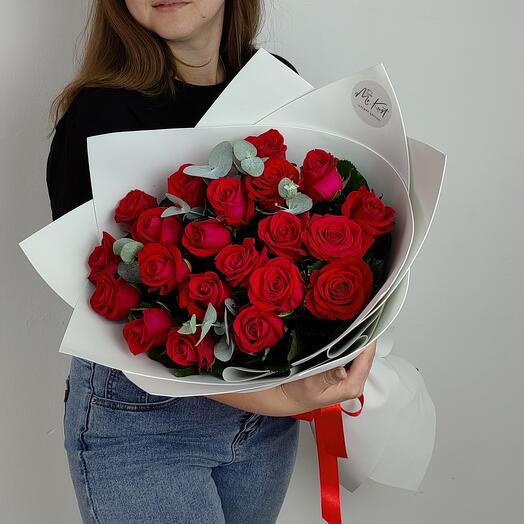 21 роза с эвкалиптом