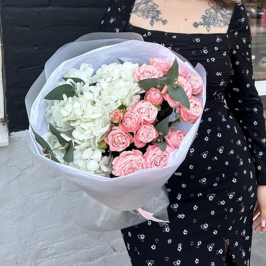 Hortensias y rosas de peonía