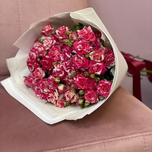 Моно букет из 15 кустовых роз
