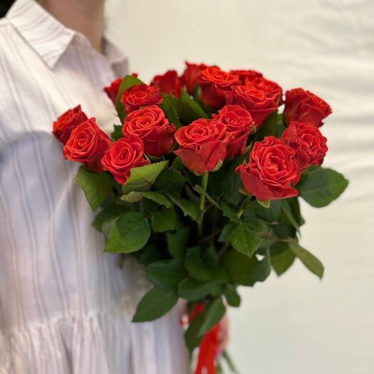 Букет из 19 алых роз