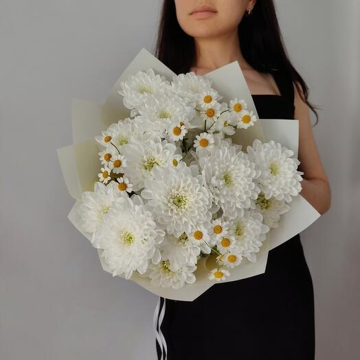Букет из кустовых хризантем и ромашек