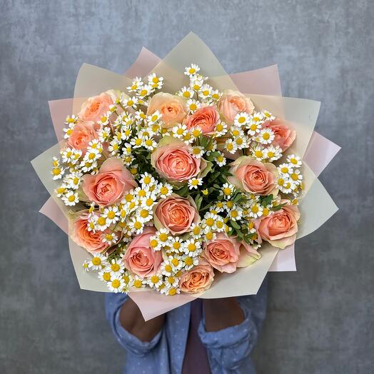 Букет из пионовидных роз Гравити и кустовых ромашек для девушки 🤩😍🌸