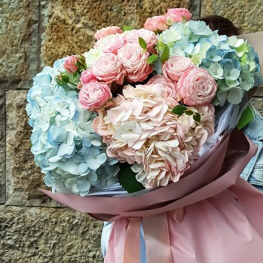 Букет из гортензий и пионовидной розы