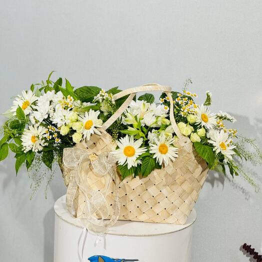 Woven bag with flowers and field daisies