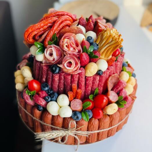 «Мясной торт» из колбас и сыра