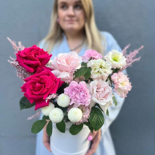 Коробка с французскими розами, эустомой и хризантемой