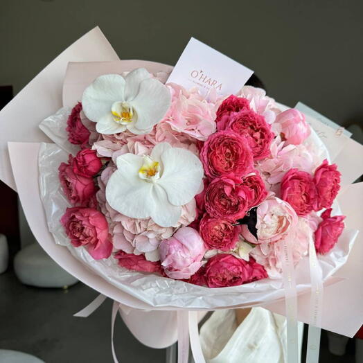 Bouquet of hydrangeas and peony-shaped roses