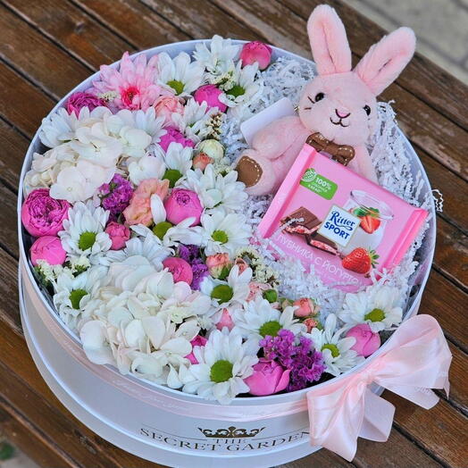 Цветы в коробке с зайкой