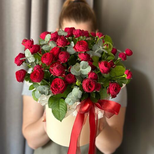 Красные розы в коробке