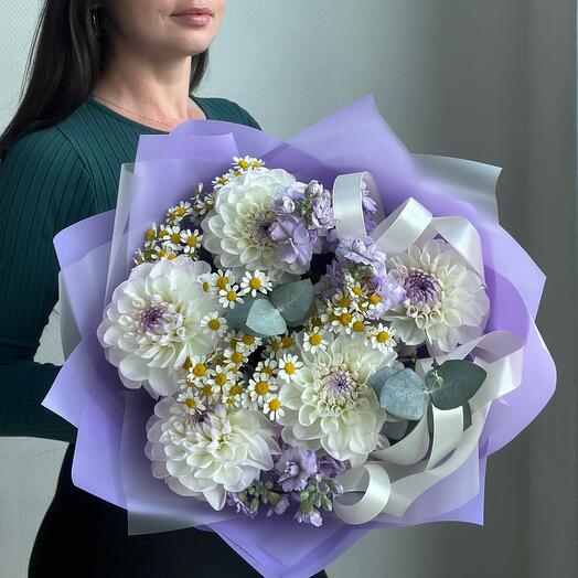 Ромашки и георгины с эвкалиптом