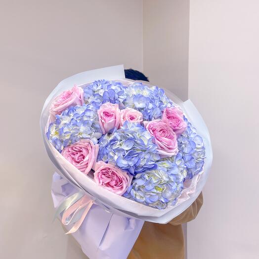 Букет из гортензии и пионовидных роз